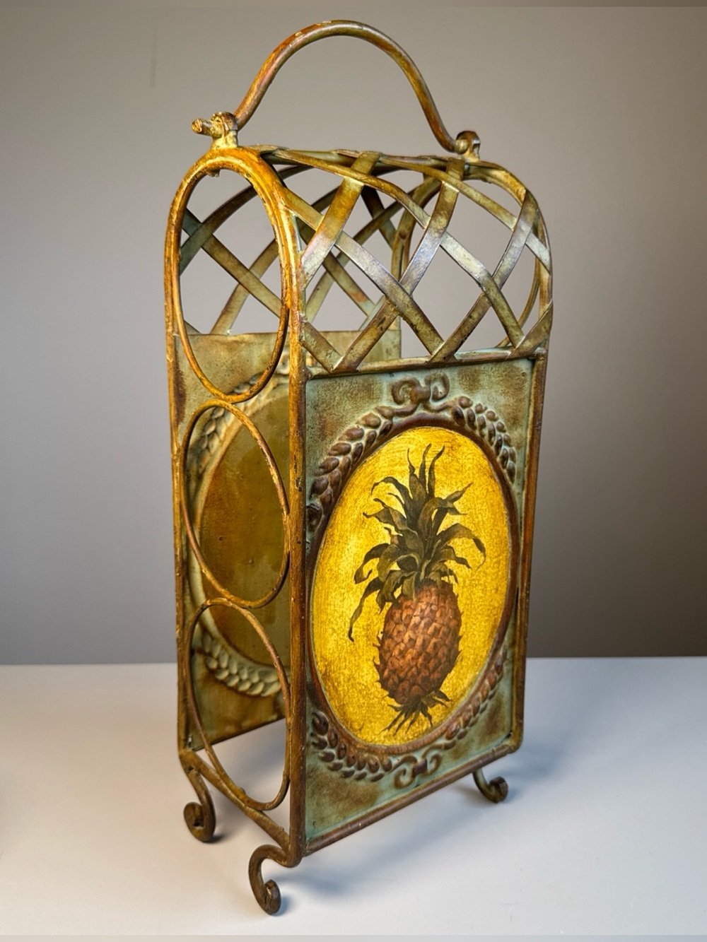 METAL TABLE TOP WINE 3 BOTTLE RACK HOLDER PINEAPPLE DECOR Theme Embossed Rustic